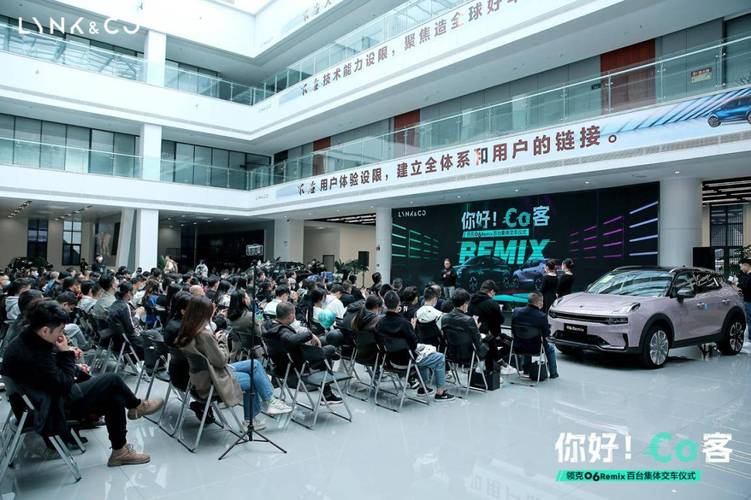 上午,百名co客与媒体共同走进成都领克汽车,探秘工业4.0智慧工厂